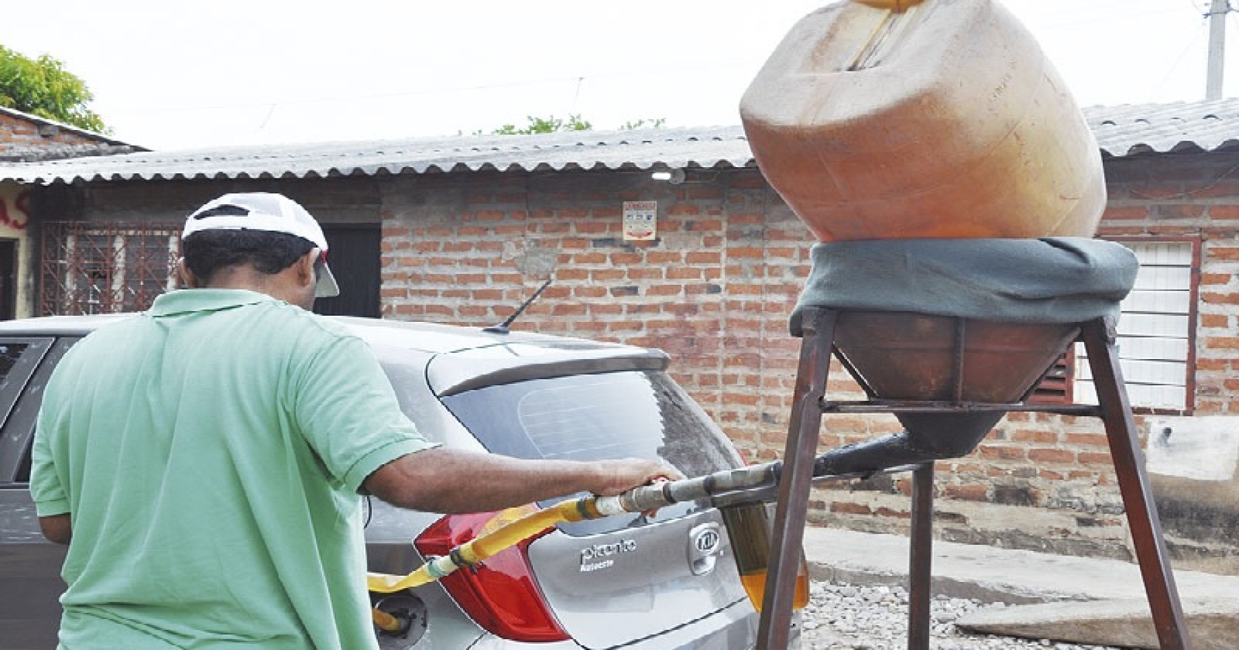 Sorprendente! Así fabrican gasolina artesanal en Venezuela