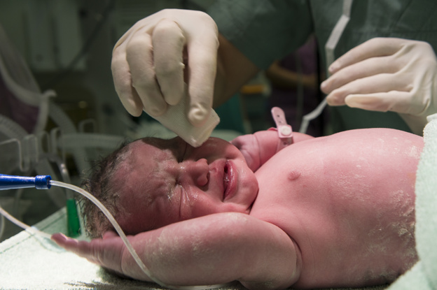 padres venezolanos denuncian cambio de bebe en hospital peruano noticias caracas